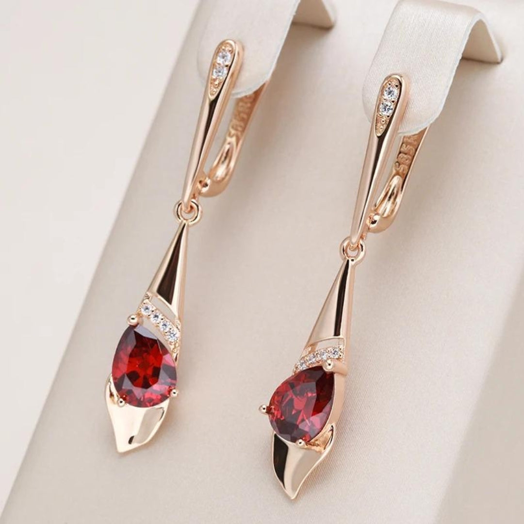 Elegant pendant with red crystal in gold