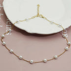 Pearl necklace in gold