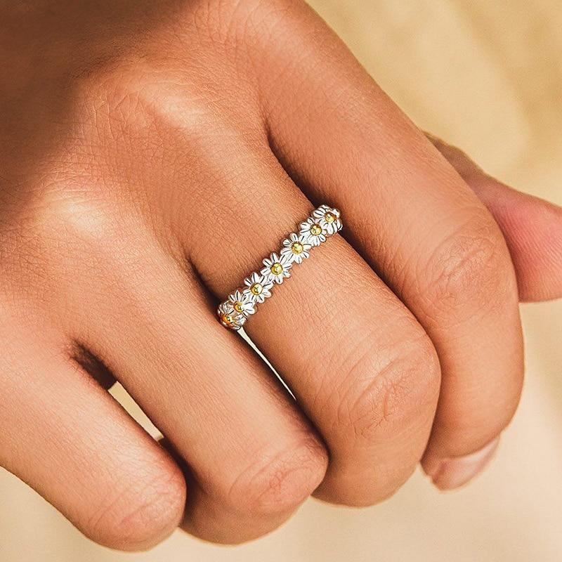 Adjustable silver ring with hand-painted enamel daisy