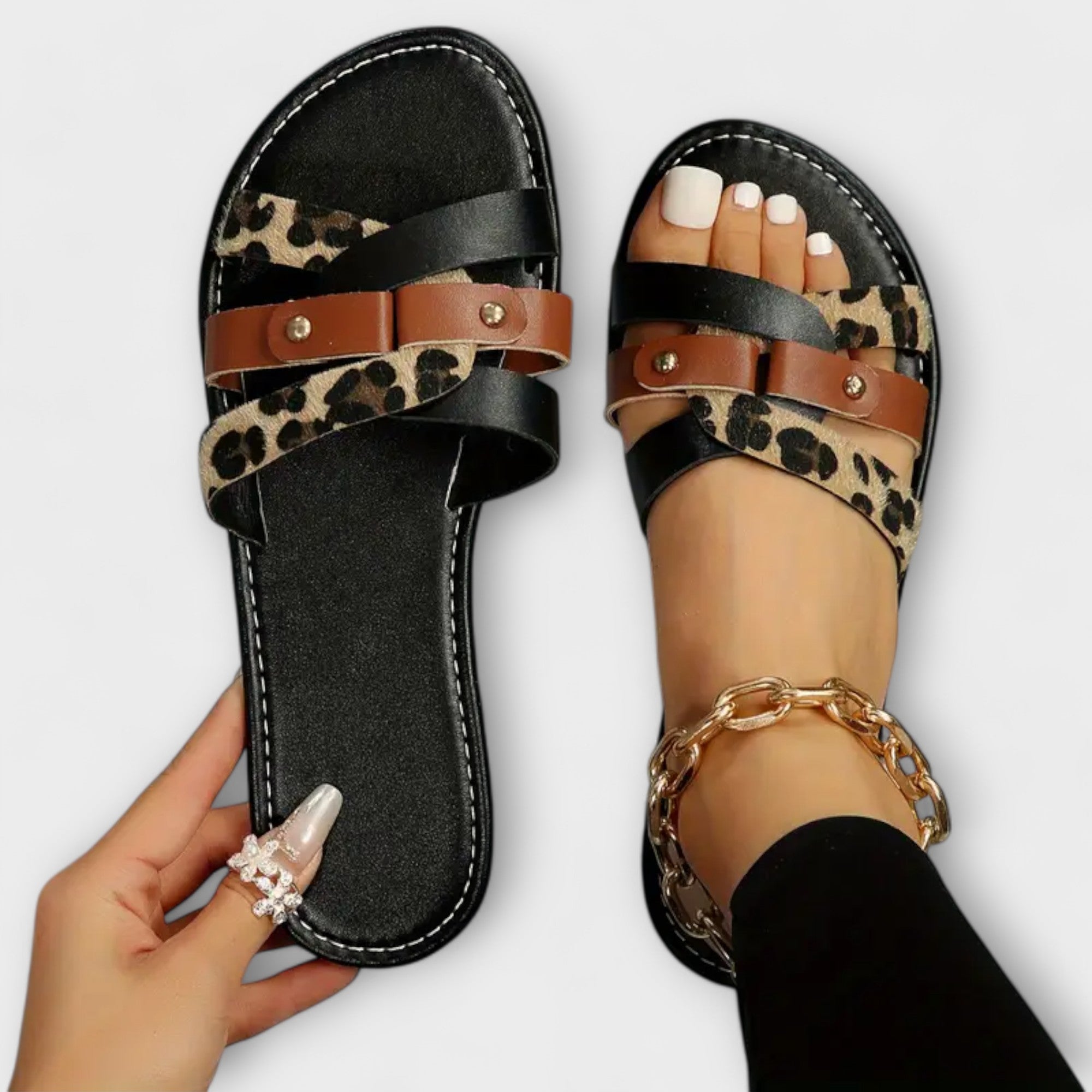 Leopardmønstret sandal med krydsremme