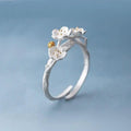 Adjustable ring with white petals in silver