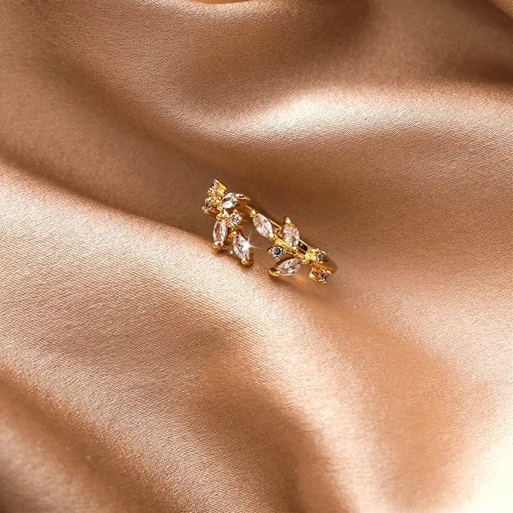 Adjustable ring with crystal leaves in gold