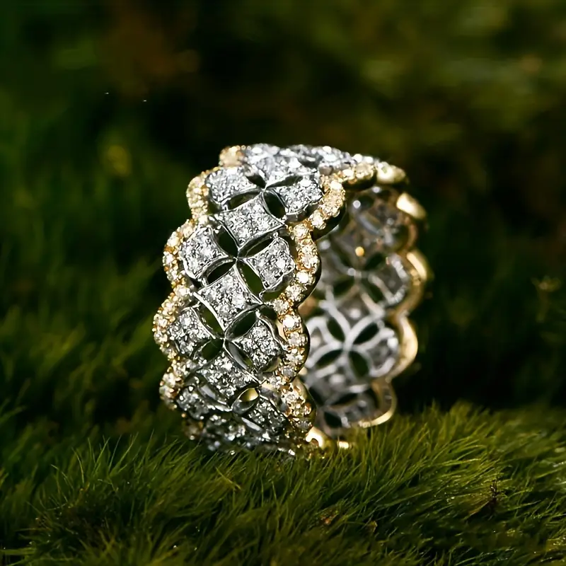 Hollow ring made of gold and silver with sparkling elements